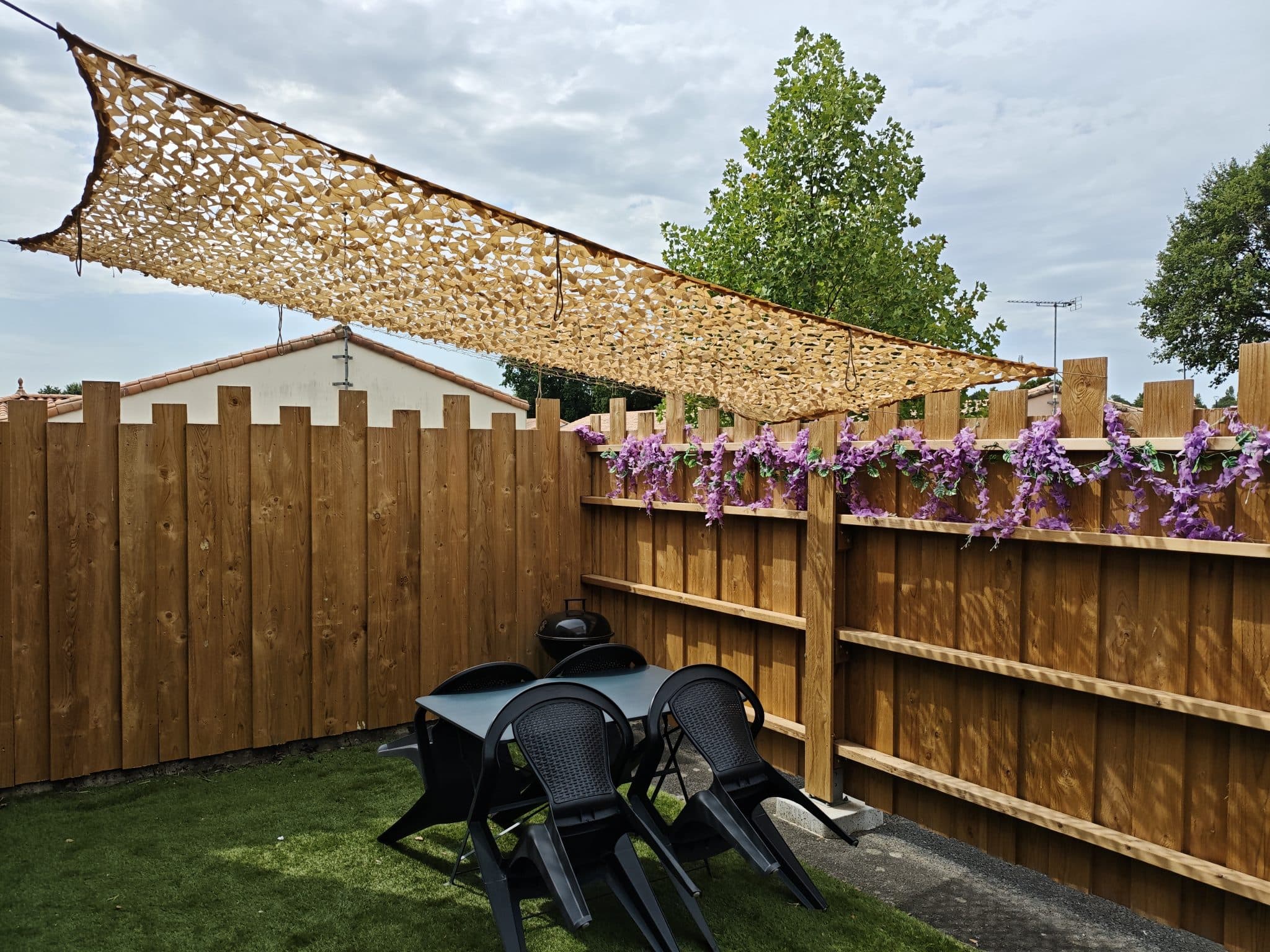 Terrasse extérieure d'un gîte Néphélie avec voile d'ombrage